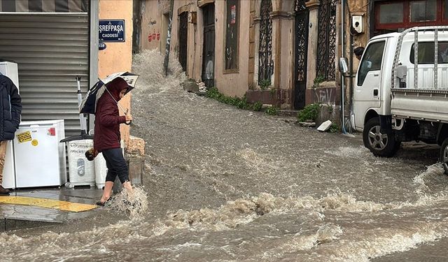 İzmir'de kuvvetli sağanak yaşamı etkiliyor