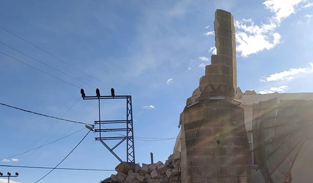 Mersin'de şiddetli rüzgar cami minaresini yıktı