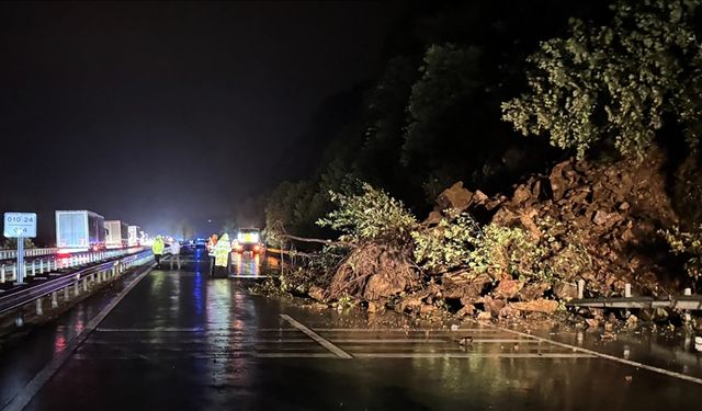 Rize'de heyelan nedeniyle Karadeniz Sahil Yolu'nun Artvin yönü ulaşıma kapandı