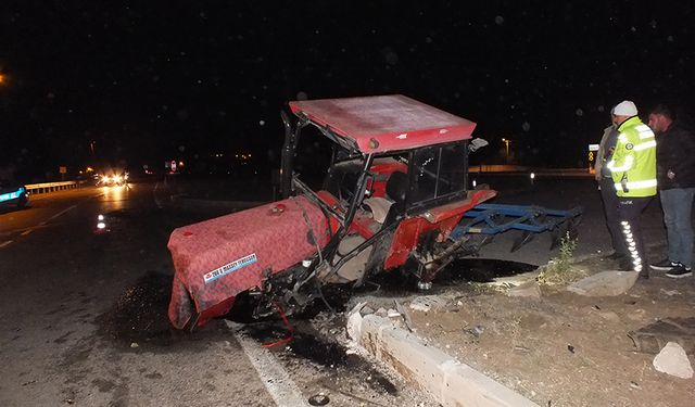 Tokat'ta otomobil ile traktörün çarpıştığı kazada 5 kişi yaralandı