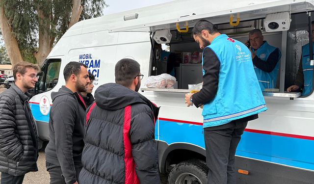 Adana’da üniversite öğrencilerine vize öncesi sıcak ikram