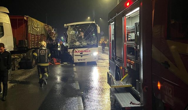 Denizli'de yolcu otobüsünün tırla çarpışması sonucu 1 kişi öldü, 20 kişi yaralandı