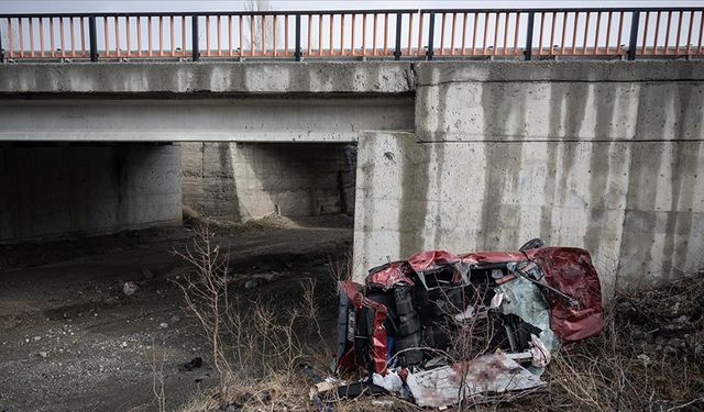 Ankara'da köprülü kavşaktan düşen otomobildeki aynı aileden 5 kişi hayatını kaybetti