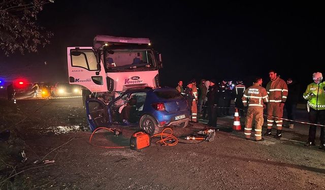 Bartın’da kamyon ile otomobilin çarpıştığı kazada 5 genç yaşamını yitirdi