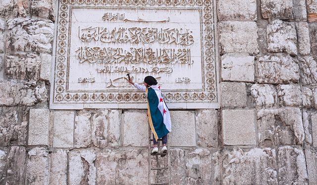 Hafız Esed'in, Şam'da Emevi Camisi'nin duvarındaki ismi çekiçle kazındı