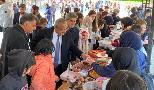 Liseli gençlerden Filistin yararına kermes