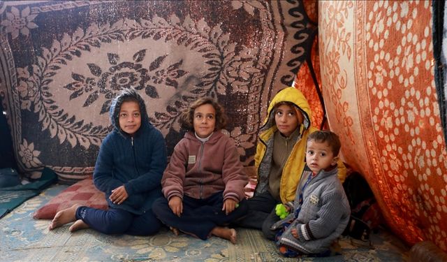 İşgalcilerin Gazze'nin kuzeyinden göçe zorladığı Filistinliler, yağmur ve soğuk havayla mücadele ediyor