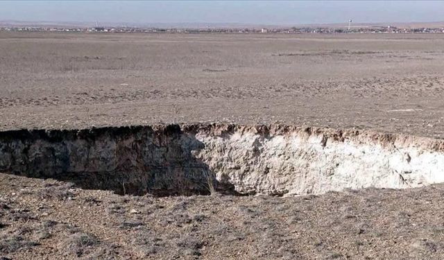 Konya'da 13 metre derinliğinde, 15 metre çapında obruk oluştu