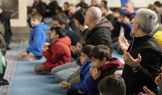 Pendik’te “Baba-Oğul Sabah Namazı Buluşması”