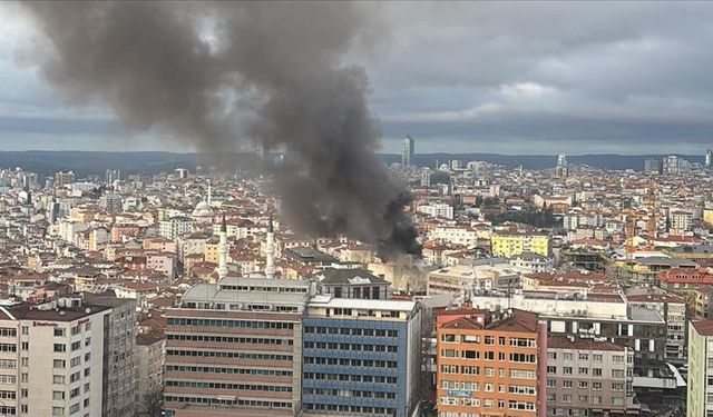 Şişli'de yıkım işlemi yapılan binada çıkan yangına müdahale ediliyor