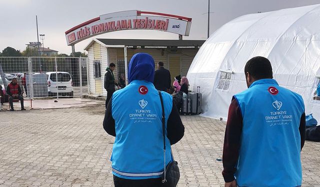 Kilis'te Suriyeliler ikramlarla uğurlanıyor