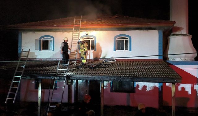 Düzce'de yangın çıkan cami kullanılamaz hale geldi