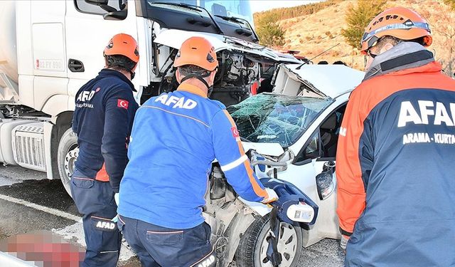 Adıyaman'da yakıt tankeri ile otomobilin çarpıştığı kazada 3 kişi öldü, 4 kişi yaralandı