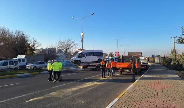 Mardin'de işçi servisi ve kamyonun çarpıştığı kazada 11 kişi yaralandı