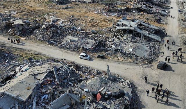 Ateşkes sonrası Gazzeliler, molozlar arasında yakınlarının cenazesini arıyor