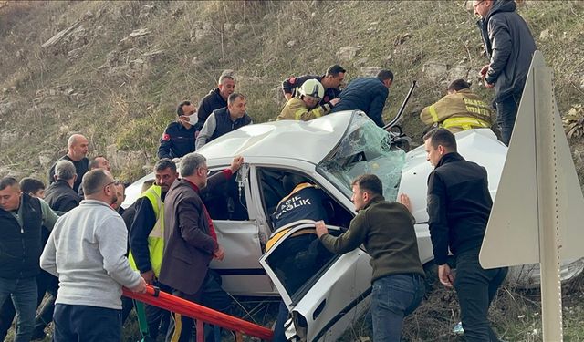 Balıkesir'de minibüs ile otomobilin çarpıştığı kazada 2 kişi öldü, 18 kişi yaralandı