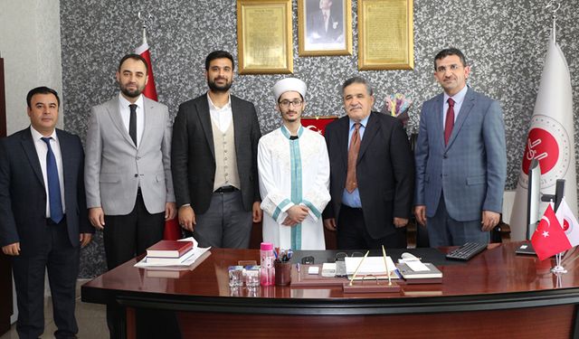 Dulkadiroğlu'na atanan din görevlisi cübbe ve sarık giydi