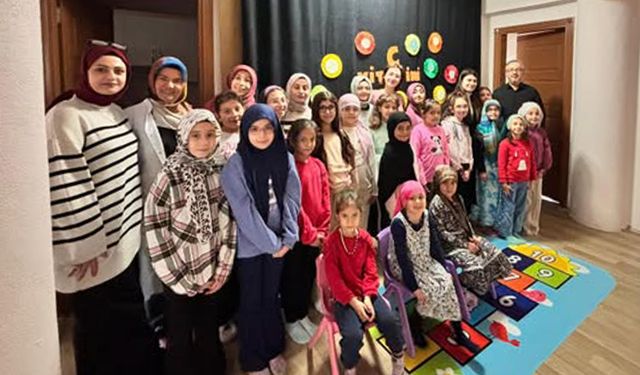 Gediz'de genç gönüller çocuk gönüllerle buluşuyor