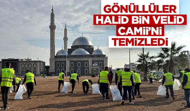 Humuslu gönüllüler, iç savaşta hasar alan Halid Bin Velid Camisi'ni temizledi