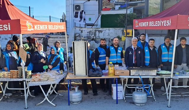 Kemer'de Kur’an kursu yararına hayır çarşısı açıldı