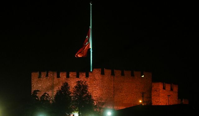 Milli yas ilanının ardından Türkiye'de bayraklar yarıya indirildi