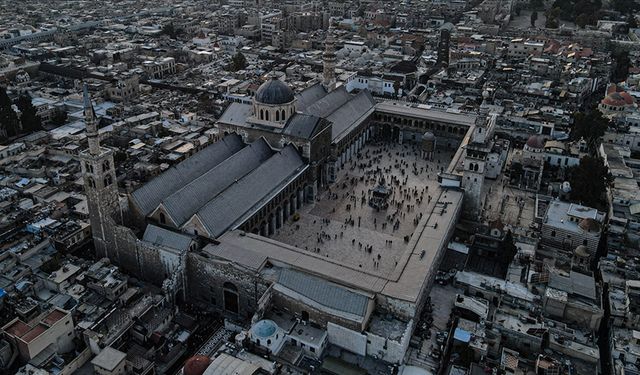 Şam'daki Emevi Camii'nin halısı yün ve bordo renk olacak