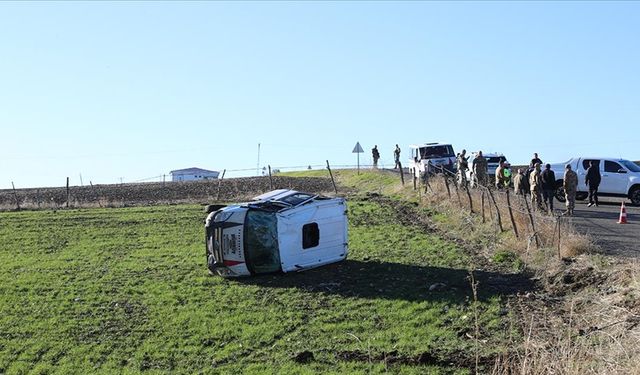 Diyarbakır'da servis minibüsünün devrilmesi sonucu 8'i öğrenci 9 kişi yaralandı