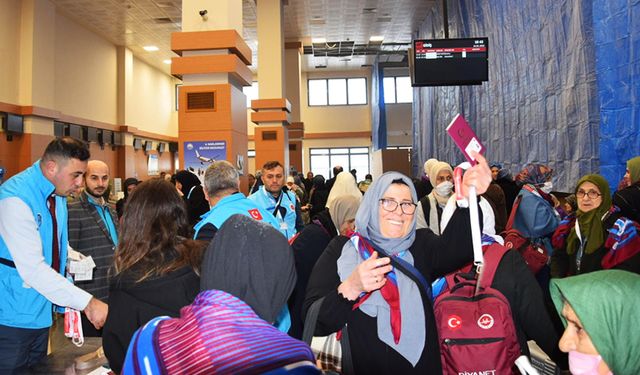 Trabzon'da umreciler dualarla uğurlandı