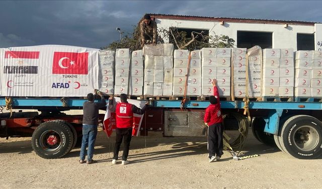 Türk Kızılayına ait yardım malzemelerini taşıyan tırların Gazze'ye geçişine başlandı