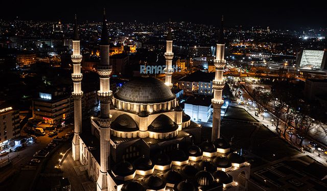 Ankara'daki camiler mahyalarla süslendi