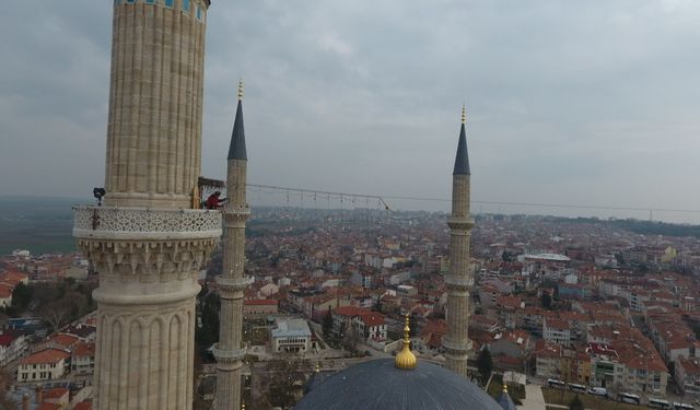 Selimiye Camii'nin minareleri mahyayla süslenmeye başlandı