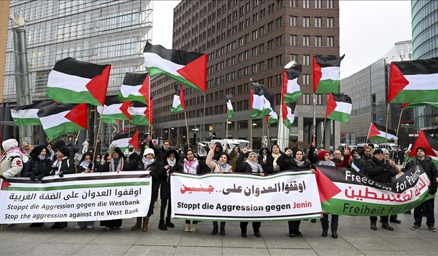 Almanya'da Filistin destekçileri, Trump'ın Filistinlileri yerinden etme planını protesto etti