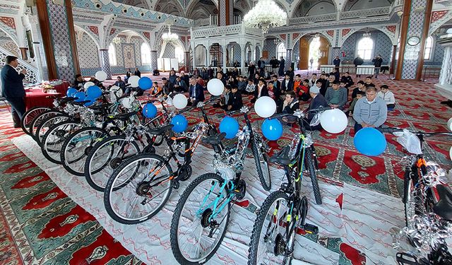 Camiye gelen çocuklar sevindirildi