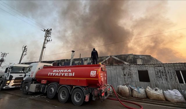 Bursa'da geri dönüşüm tesisinde başlayıp tekstil fabrikasına sıçrayan yangına müdahale ediliyor