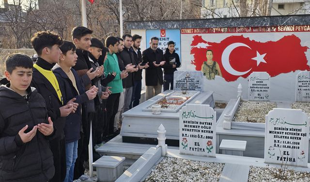 Ercişli gençlerden şehitlere vefa