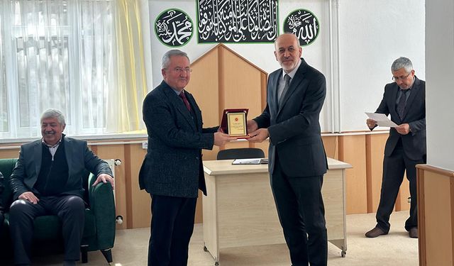 Isparta'da gençlik hizmetlerine destek verenlere plaket verildi
