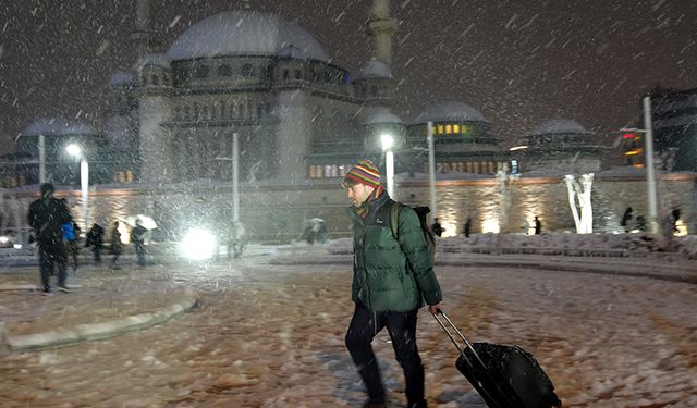 İstanbul'da kar şiddetini artırarak devam ediyor