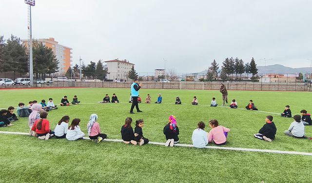 Camiden halı sahaya