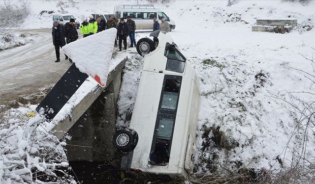 Samsun'da cenazeye gidenlerin bulunduğu minibüs devrildi, 15 kişi yaralandı