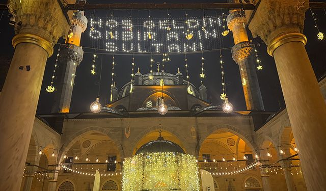 Valide-i Cedid Camii, ramazanda "Süslü Cami" oldu