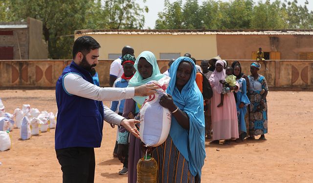 TDV, Mali'nin kuzey bölgelerindeki savaştan etkilenen halka gıda yardımı yaptı