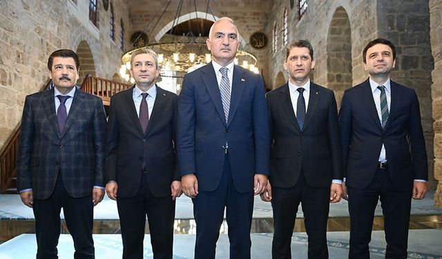 Bakan Ersoy, onarılan Şehzade Korkut Camii'nde incelemelerde bulundu