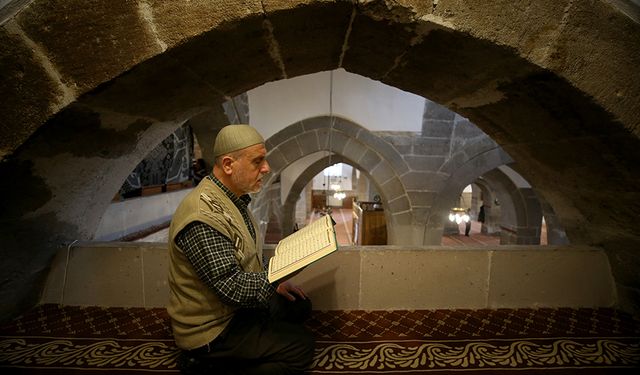 İtikaf için 25 yıldır tarihi camilerin kapılarını aralıyor