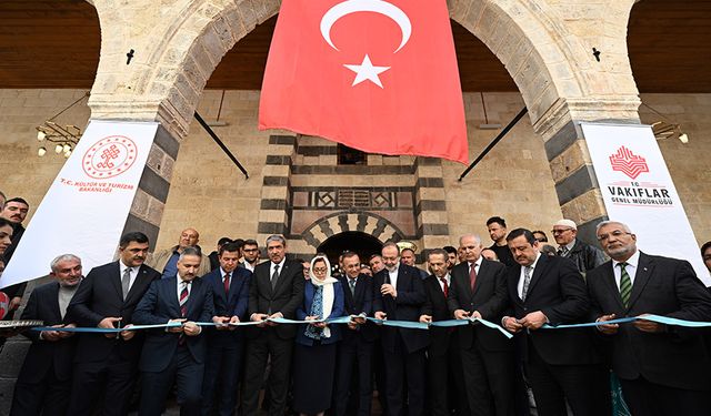 Gaziantep'te depremde hasar alan 5 asırlık Alaybey Camisi yeniden ibadete açıldı