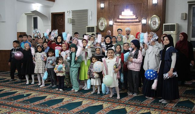 Sakarya'da camiye gelen çocuklar ramazan coşkusunu yaşıyor