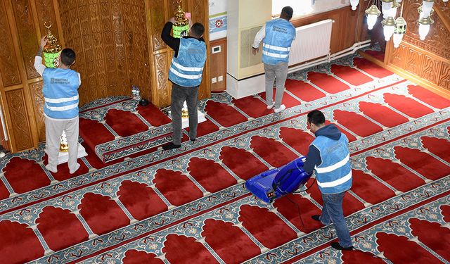 Samsun'da yükümlüler camileri Ramazan Bayramı'na hazırladı