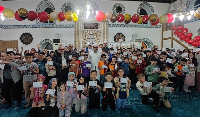 Çorum'da, ramazan ayı boyunca teravih namazına giden 293 çocuk ödüllendirildi