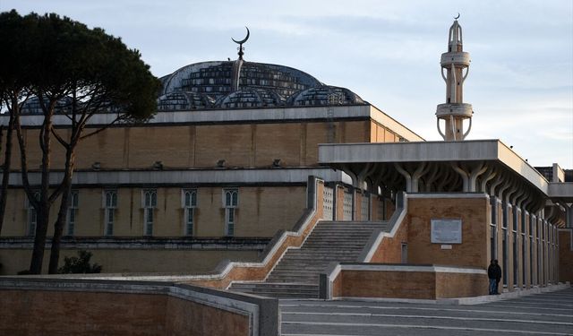 Roma Büyük Cami iftar sofralarıyla herkes için buluşma noktası