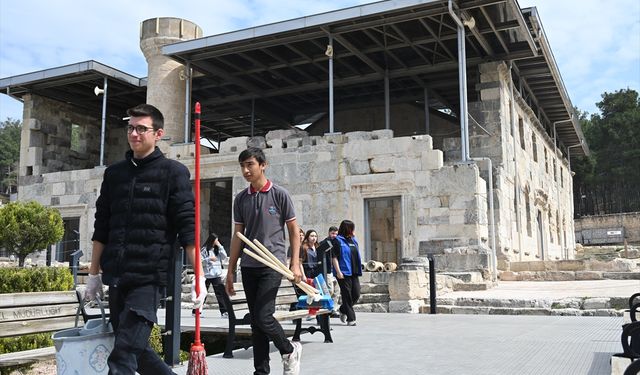 Osmaniye'de gönüllü öğrenciler tarihi camiyi Ramazan Bayramı'na hazırladı