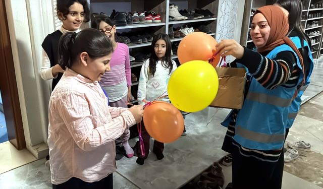 Üniversite öğrencilerinden Teravih namazına giden çocuklara hediyeler